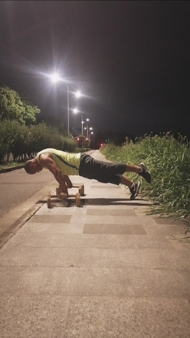 健身宁教练传递健身正能量#冲肩