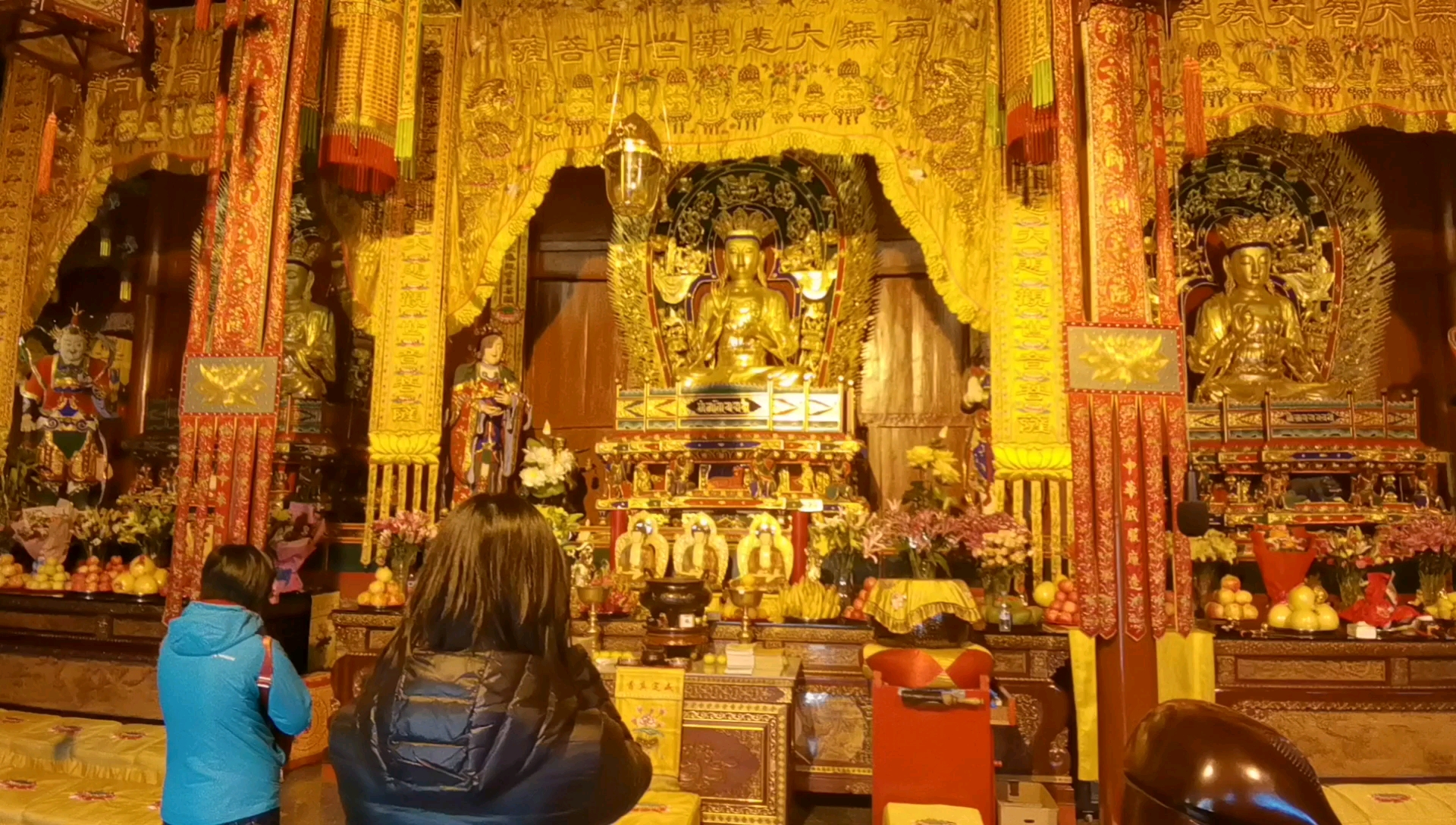 观音菩萨#五台山圆通寺观音殿,金碧辉煌,庄严肃穆