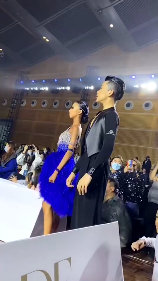 王崇墨李茉晗茉晗伸手的那瞬间霸气十足