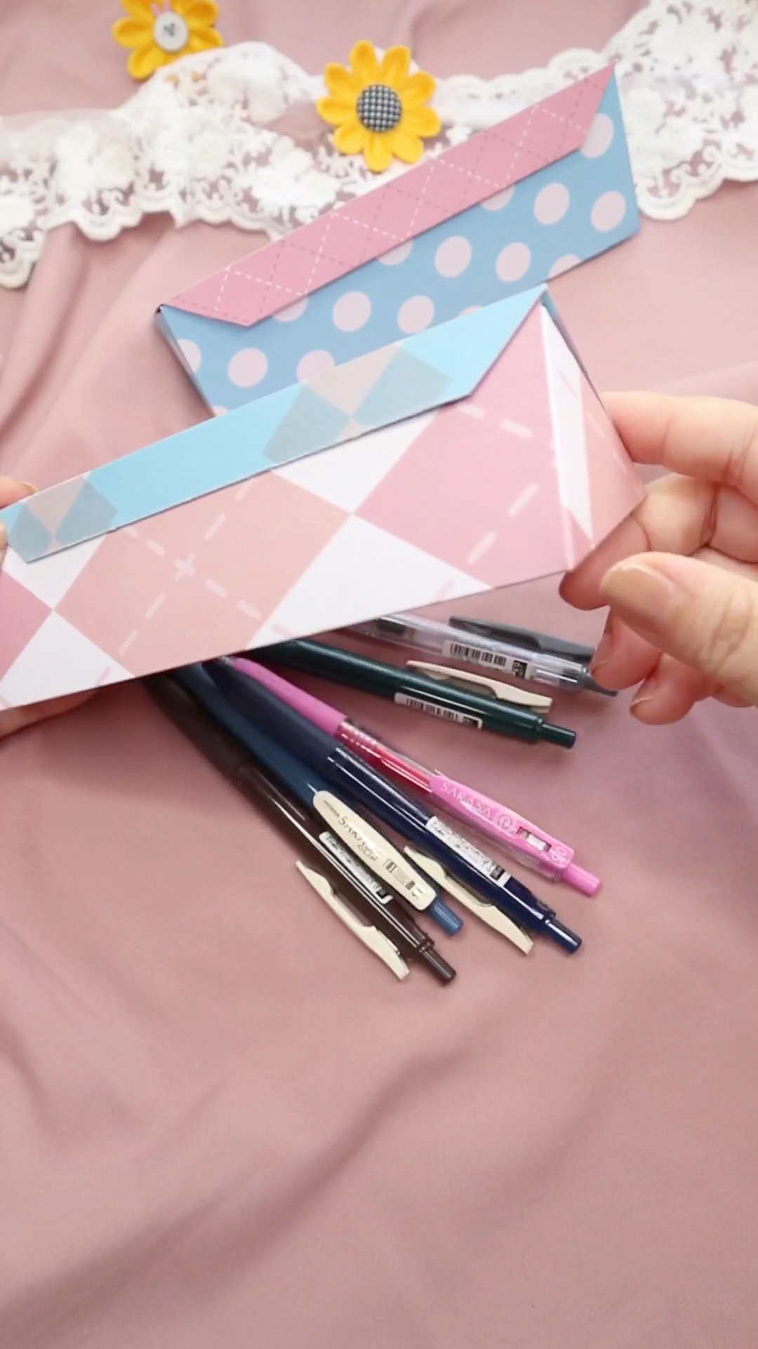 手工制作用一张纸就能做出来的笔盒三角形的笔盒很特别特别的好看