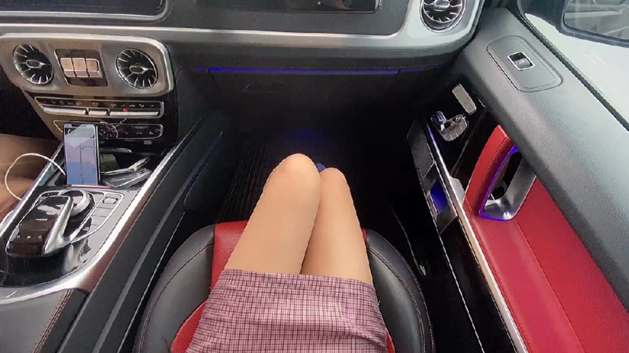 本该坐在彭于晏的副驾驶的我,现在却坐在倩姐的破大g上,我告诉她注意