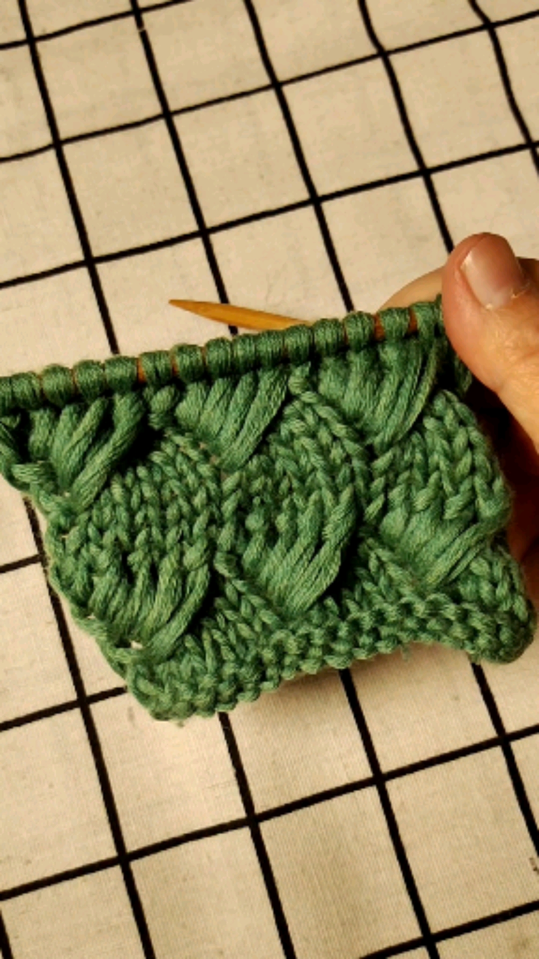 纯手工编织毛衣#浮雕扇形花编织教程,5针8行一个花形