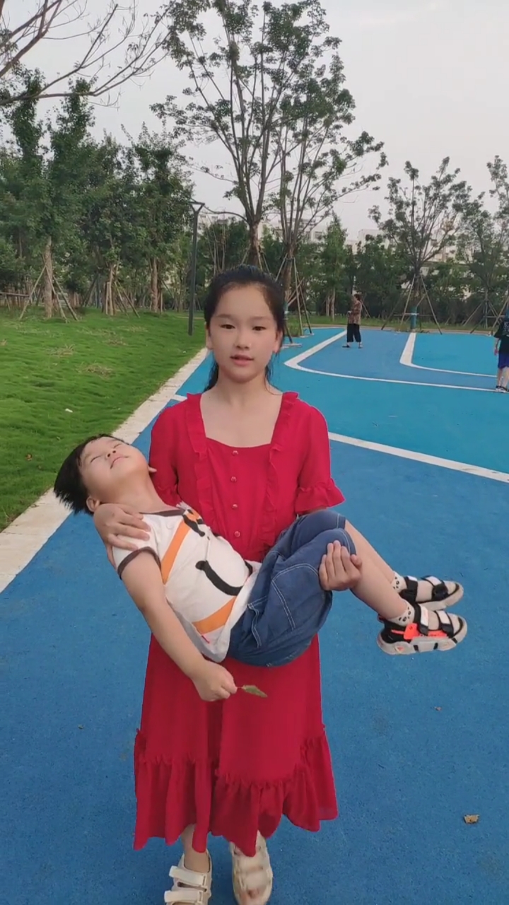 公主抱#全网都是消防员公主抱,俺来蹭个流量