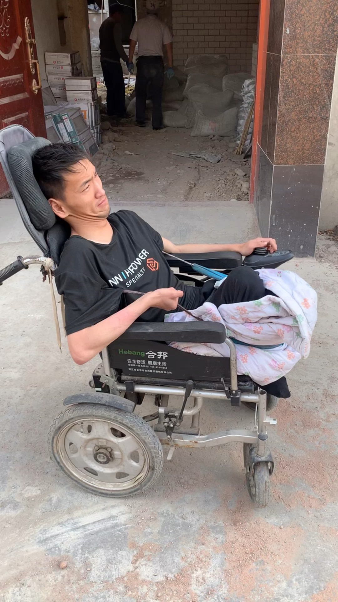 22岁残疾男孩生活的样子是不是超级帅