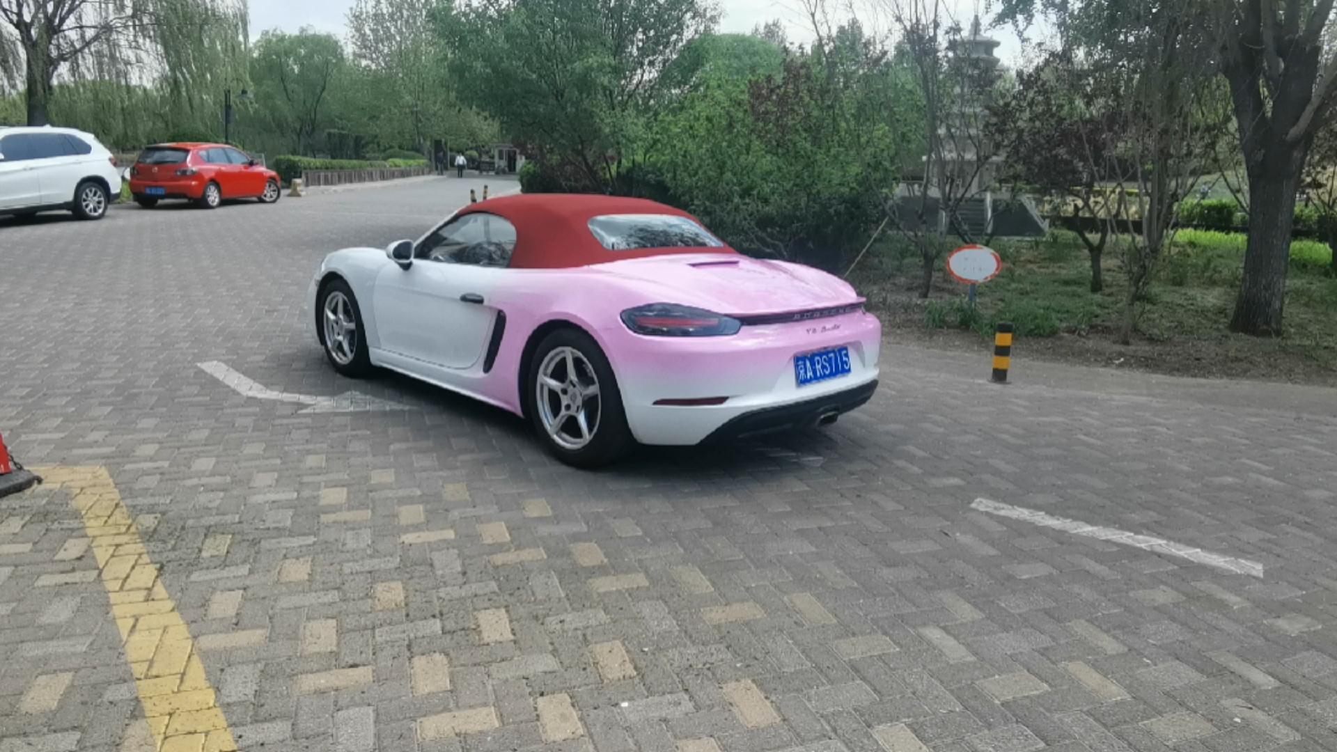 北京w超跑#白富美小姐姐,刚刚18岁就开上了保时捷718敞篷车