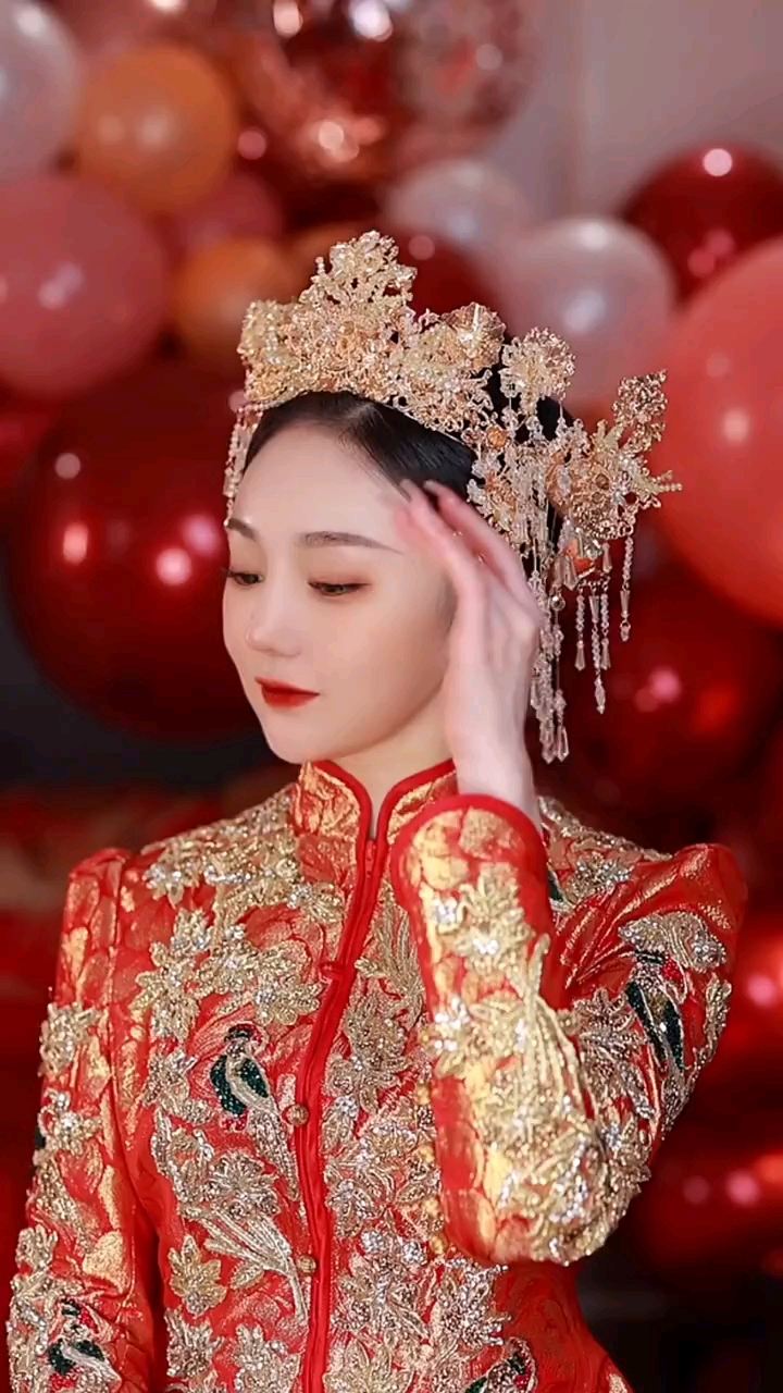 凤冠霞帔#中式新娘造型是怎样的爱才对得起当初的付出呢?