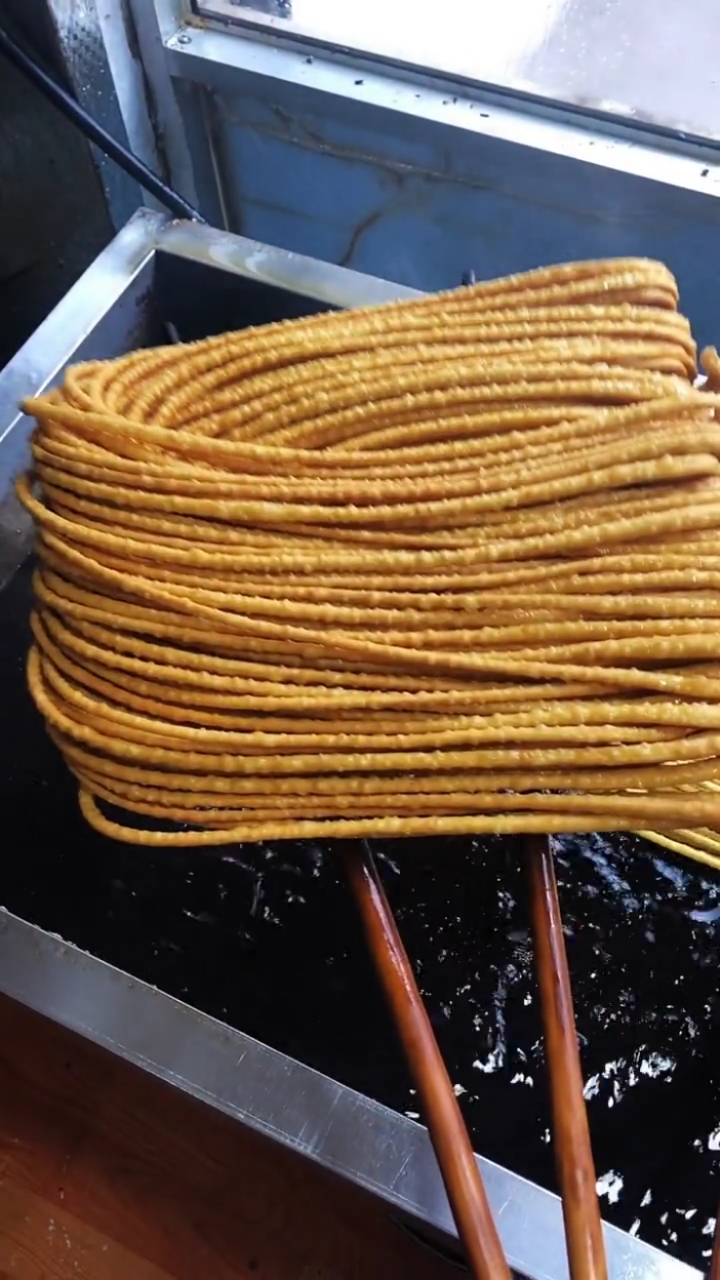 小时候最爱吃的油炸馓子