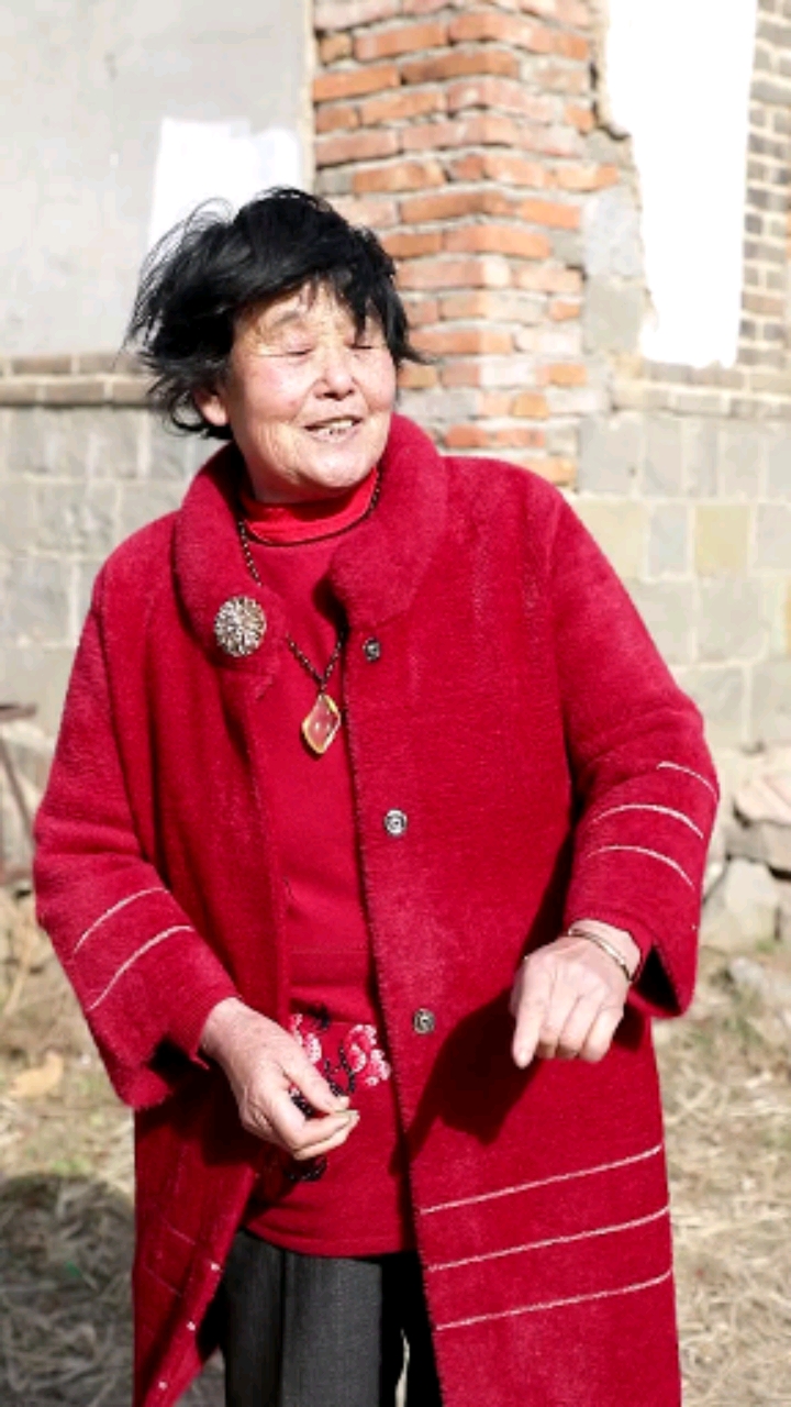 农村大妈过年组团显摆新衣服,结局悲催了