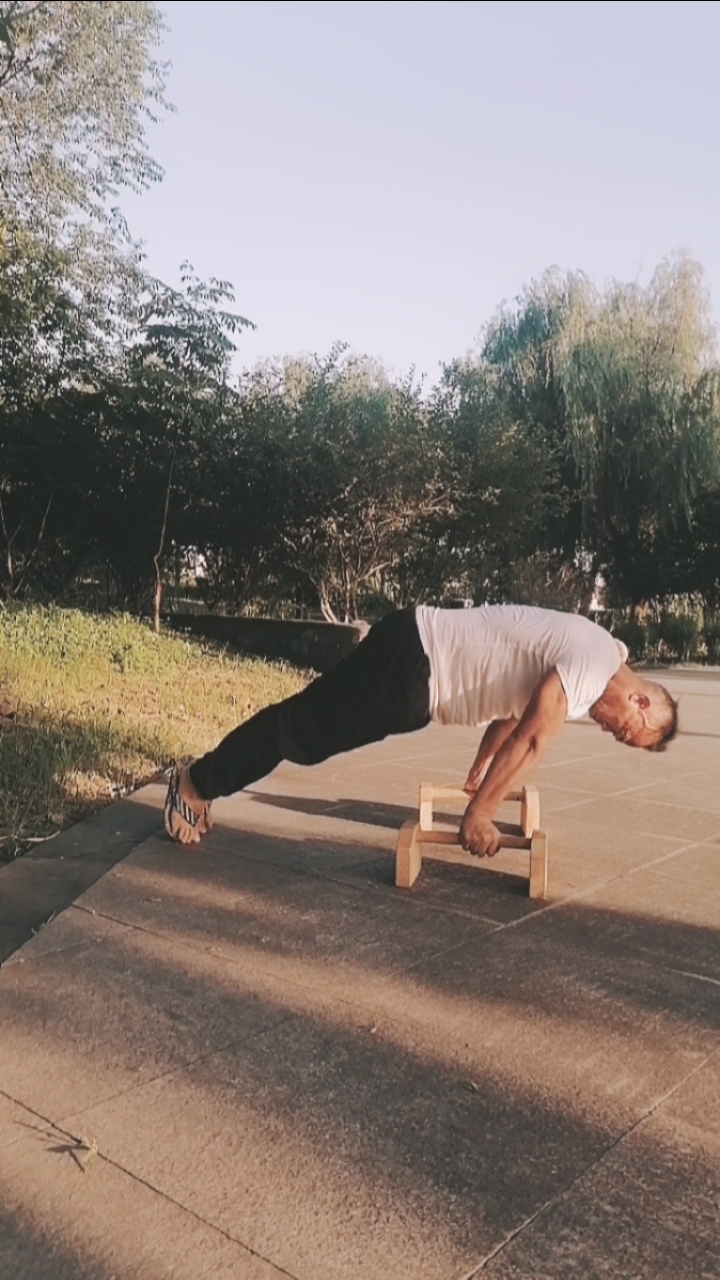 健身宁教练传递健身正能量#冲肩