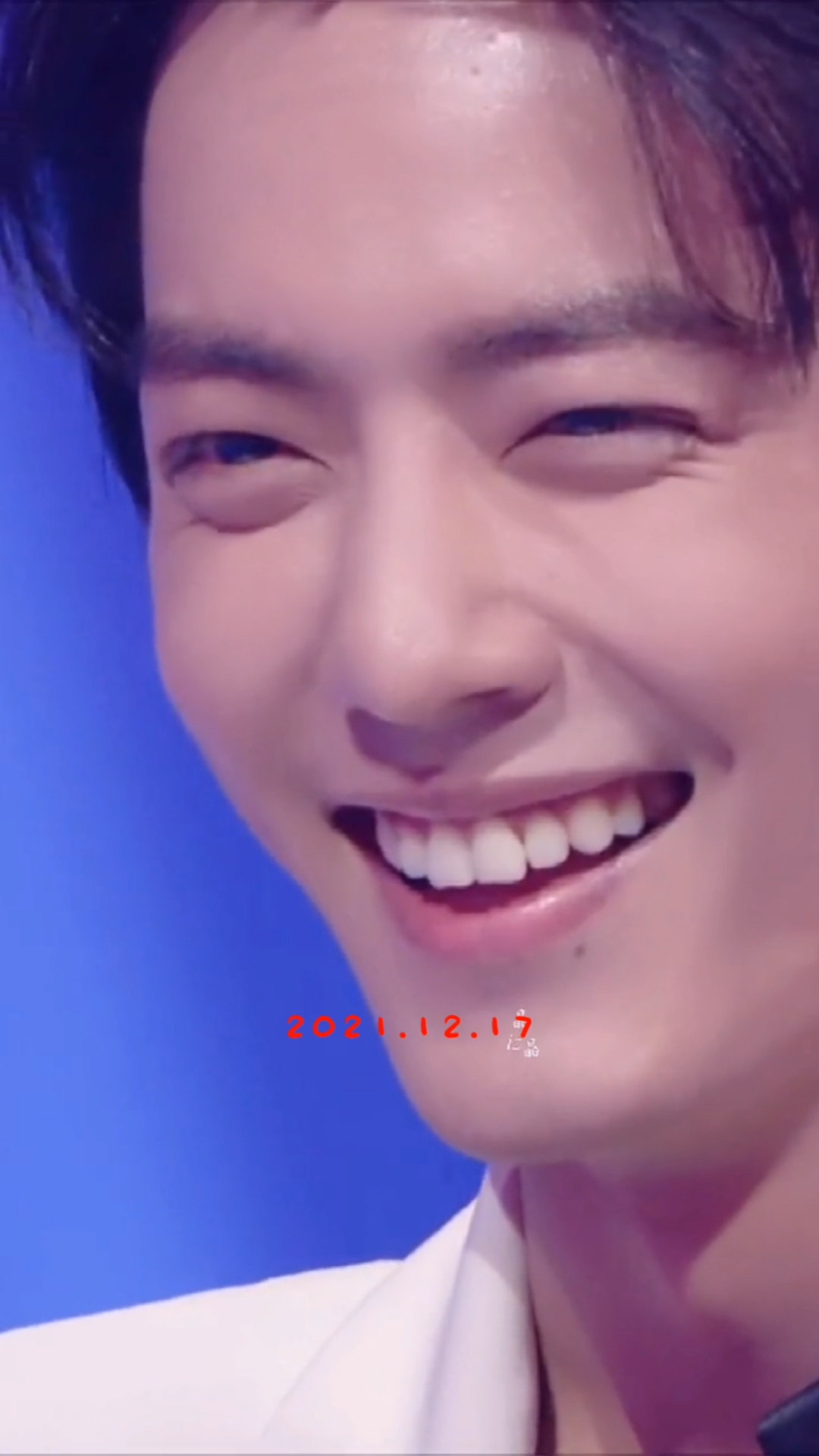 肖战的笑容该怎么形容这一笑啊连眼角的笑纹都那么好看