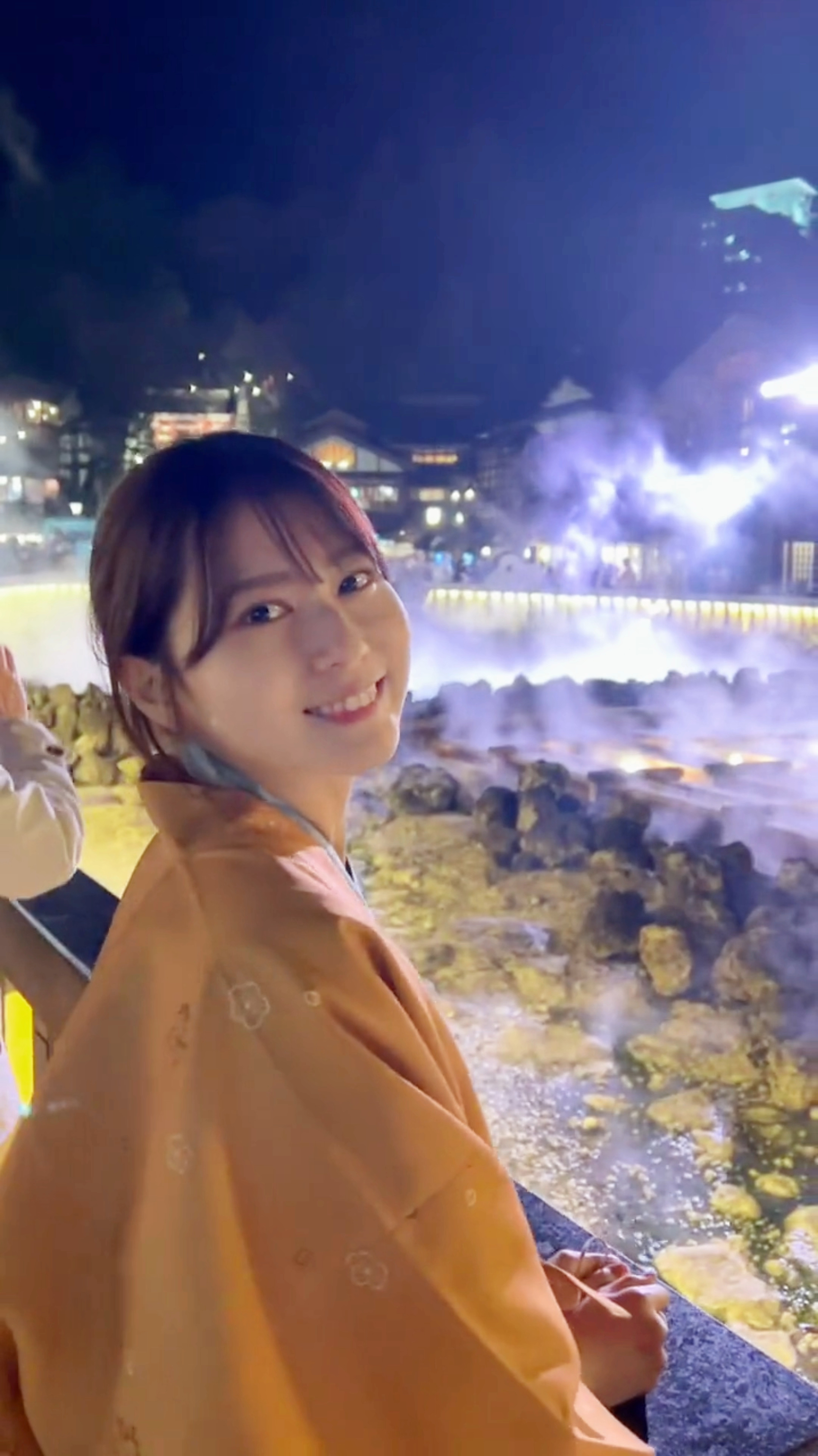 甜美女孩回眸一笑的温暖瞬间