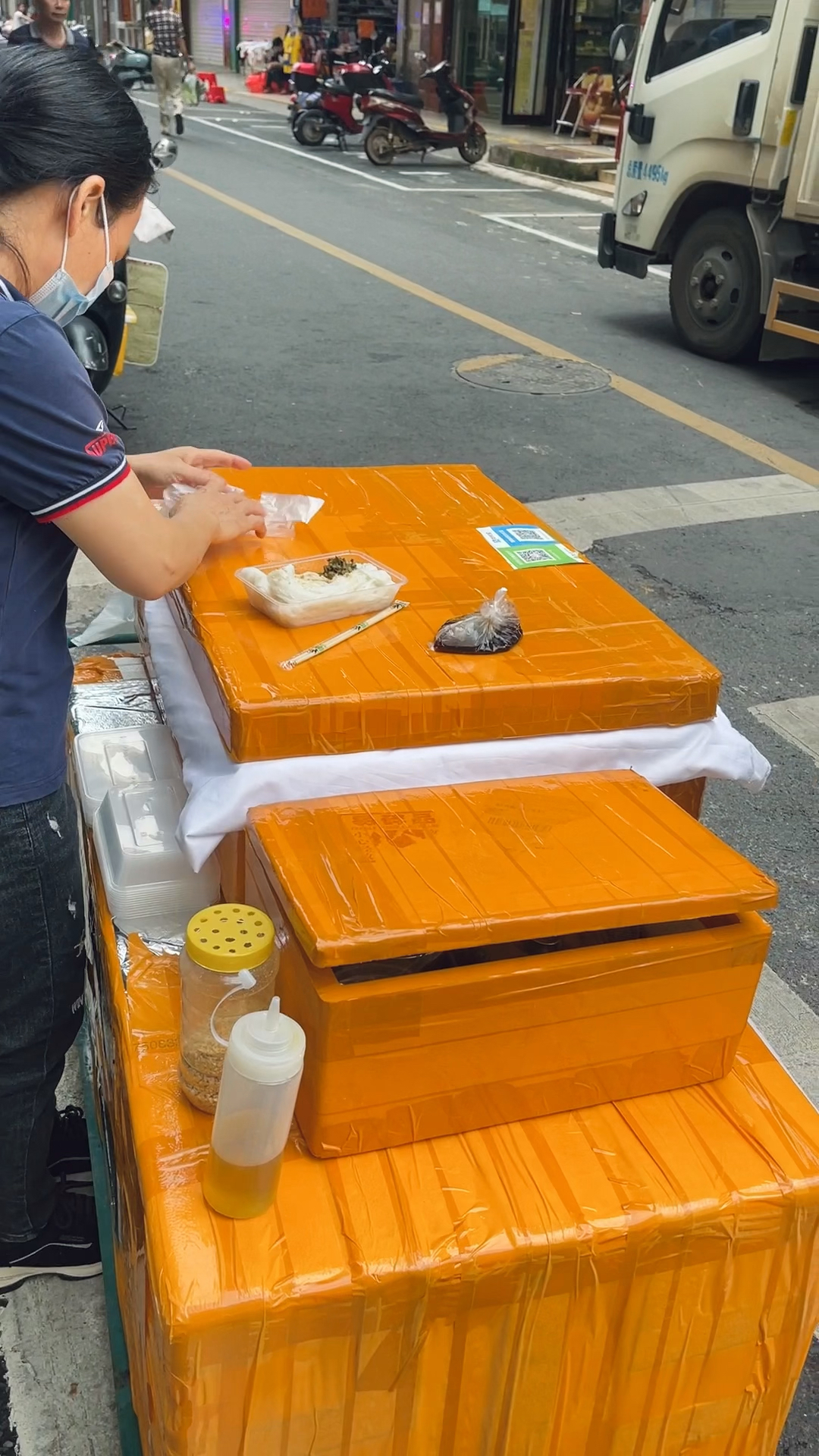 路口摆摊,泡沫箱肠粉