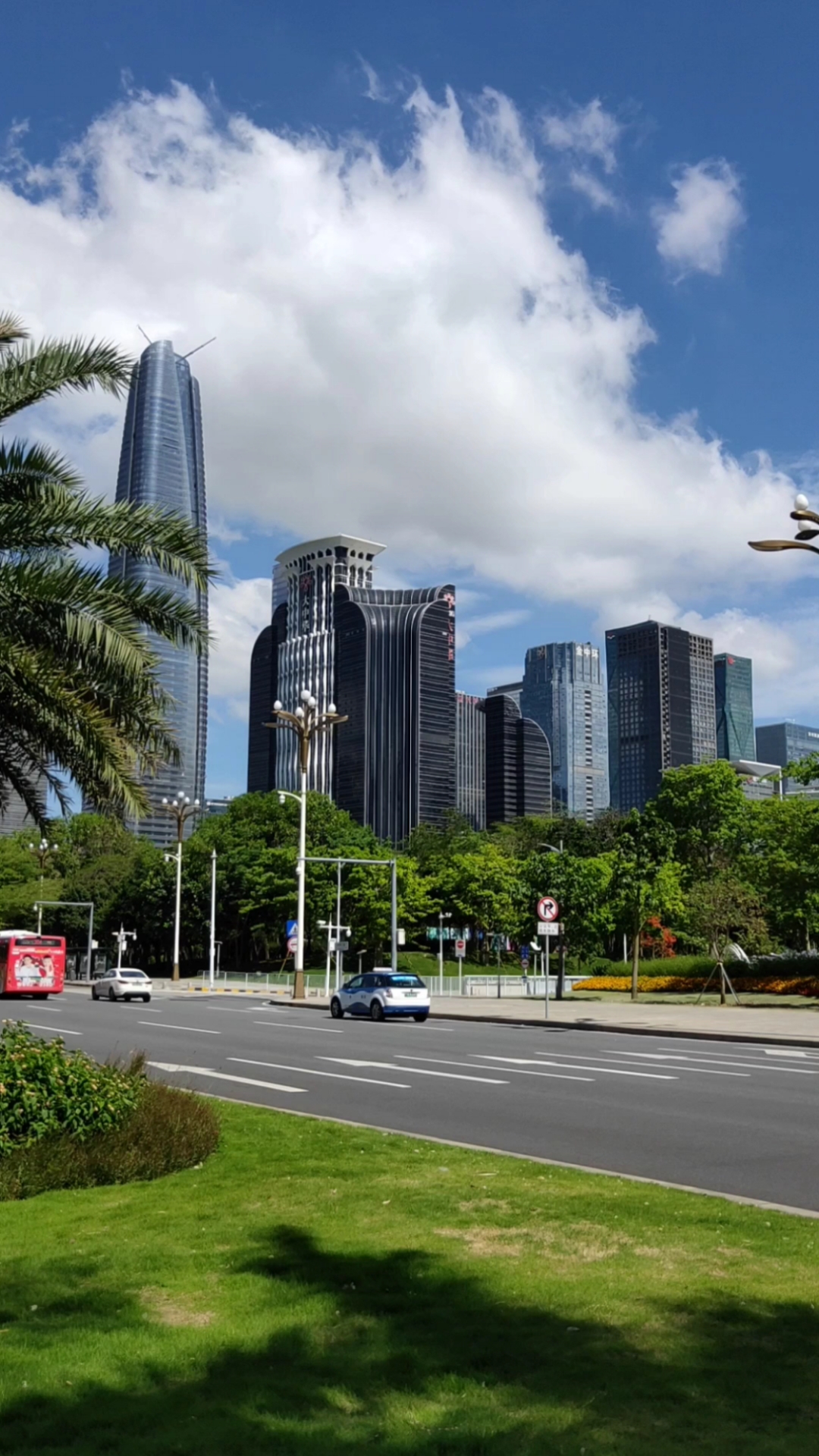 走在深圳的街上,抬头便是密密麻麻的高楼大厦