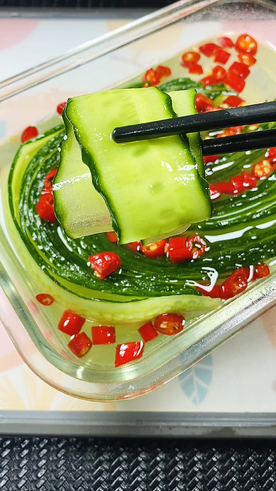 雪碧泡黄瓜,酸酸辣辣带点甜!