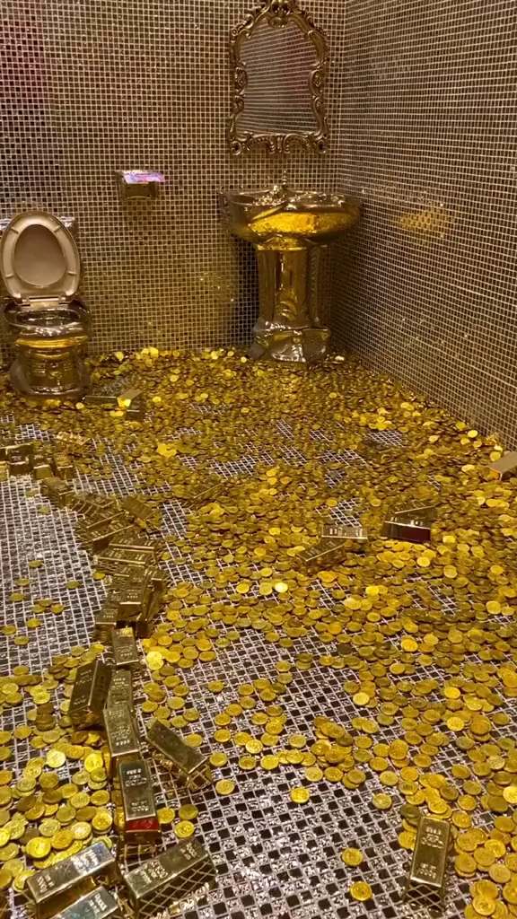 黄金厕所