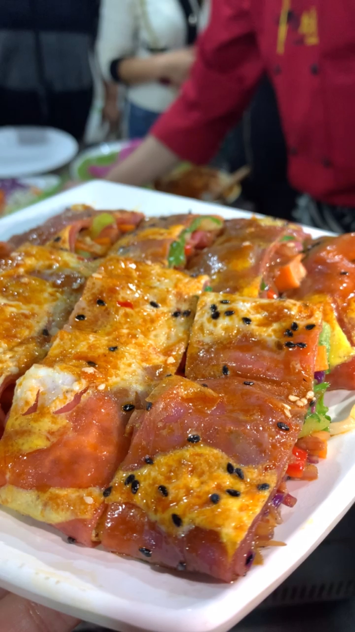 为方便接送孩子摆摊做烤凉皮,⑥米一份,没想到一出摊就被包围了关键是