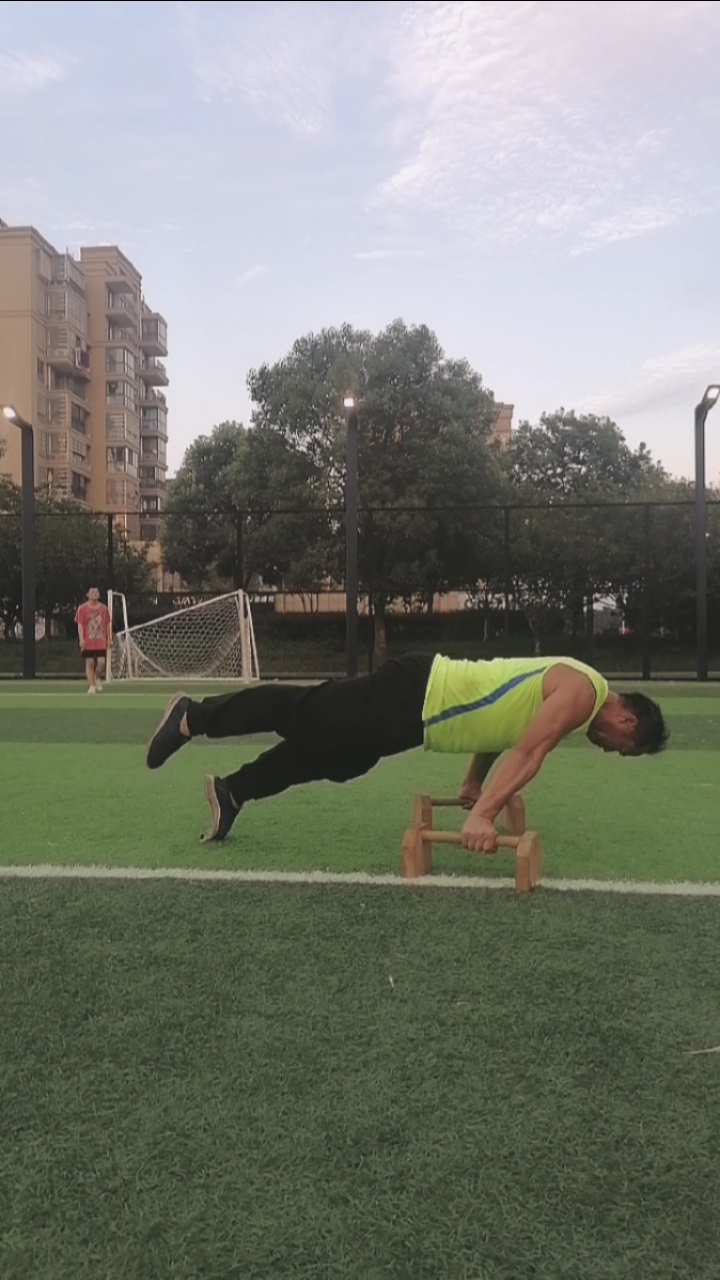 健身宁教练传递健身正能量#冲肩