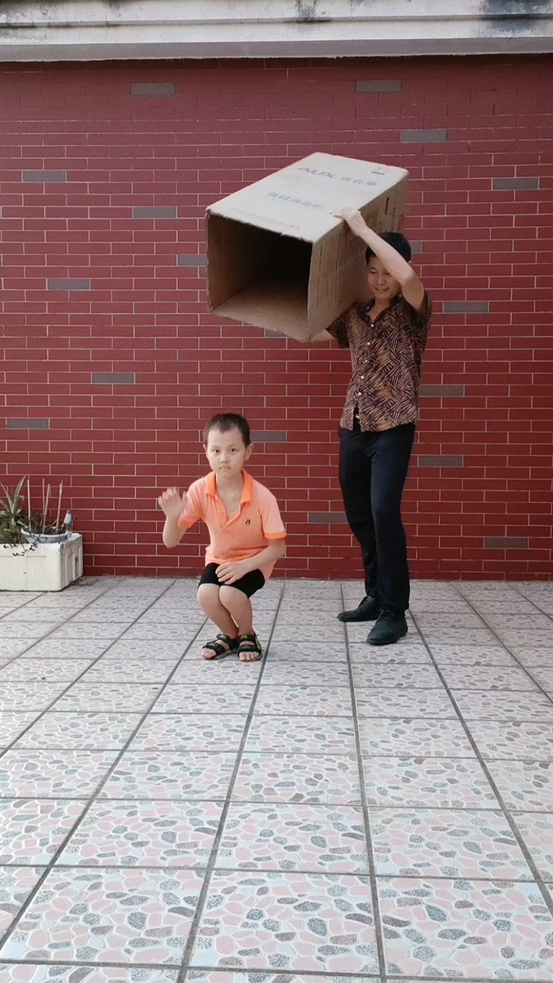 今天给大家表演一个魔术男孩变女孩#大变活人#手机特效