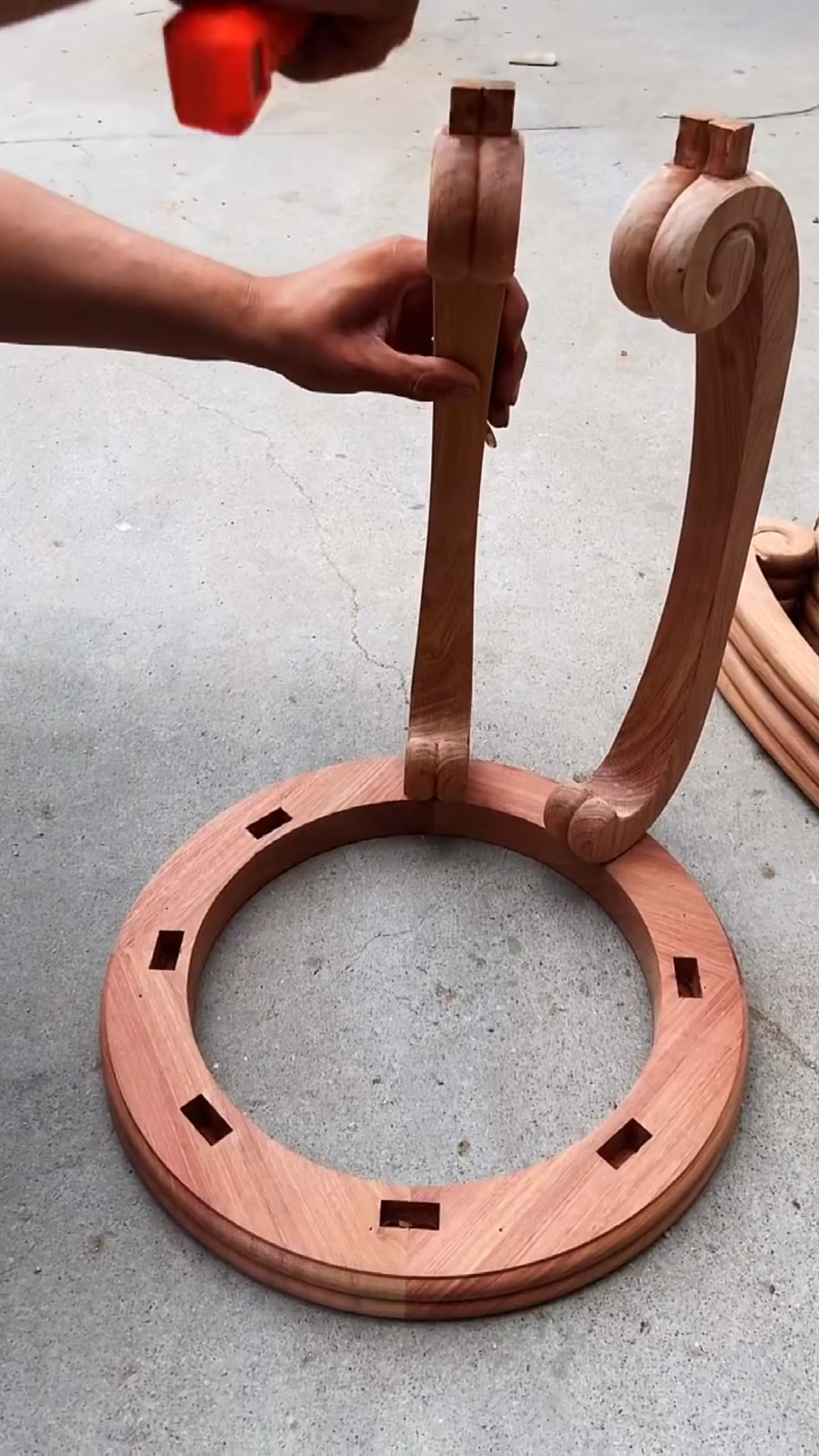 新启专项红木鼓凳制作过程传统榫卯结构组装而成严丝合缝牢固耐用