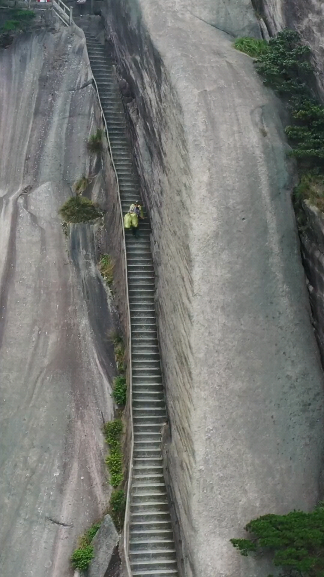 百步云梯是天柱山最险的路段往下看是万丈深渊走过的人都知道它的酸爽