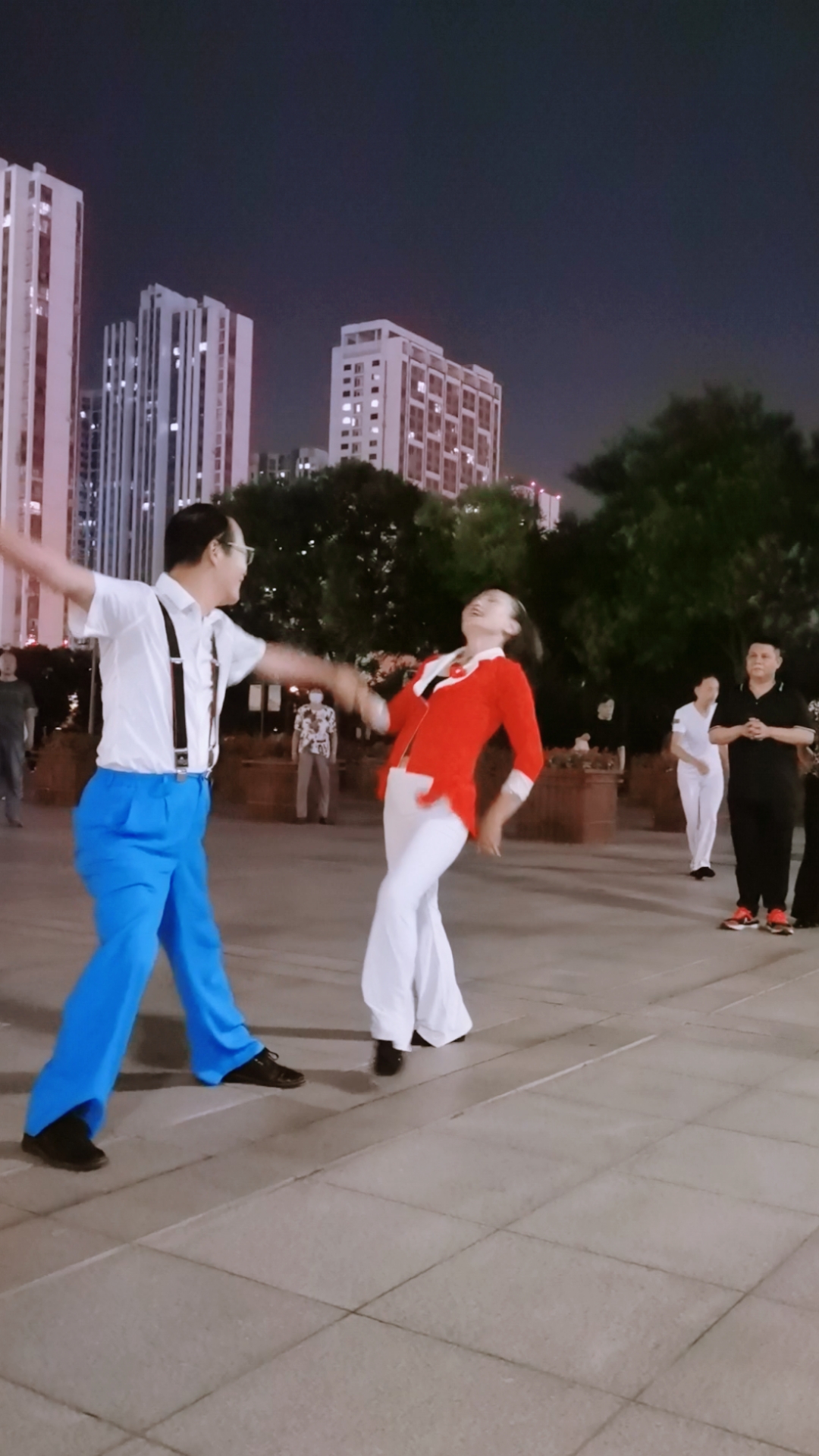 记录生活山川大叔和芝麻美女舞得激情满满