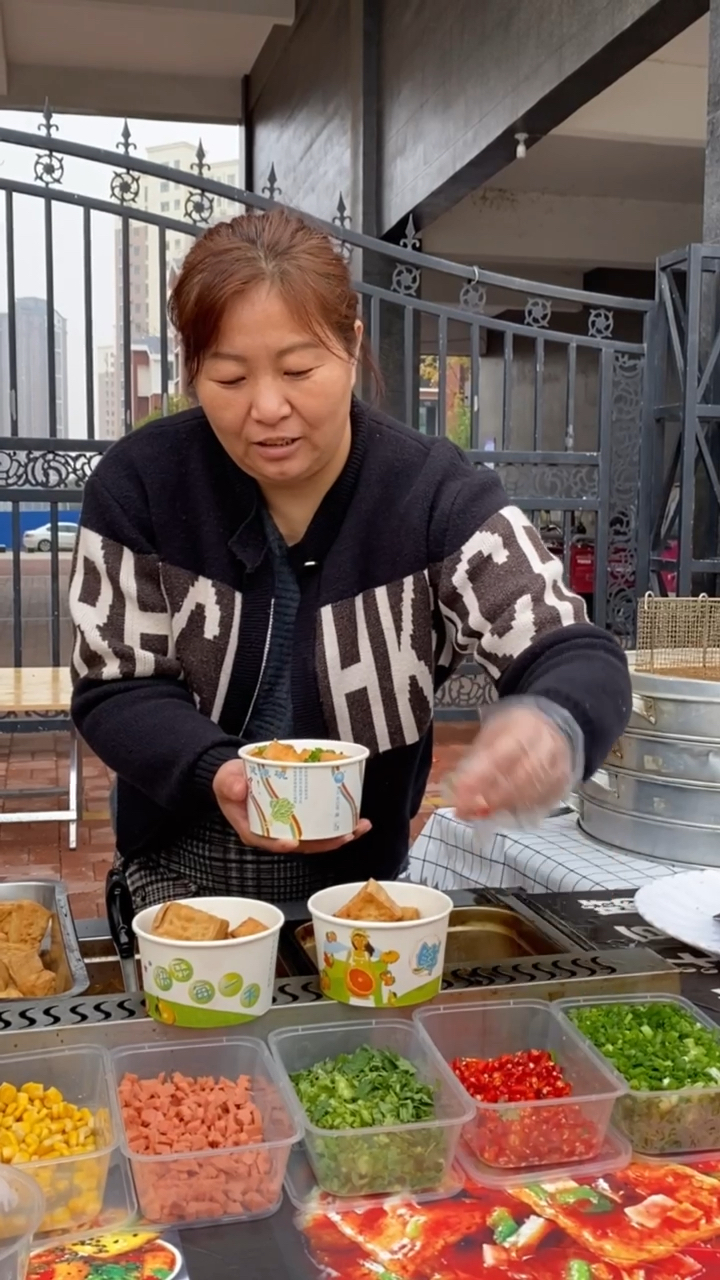 妈妈不想在家闲着,在小区周边摆摊麦浇汁豆腐一出摊就包围了,刷到的能