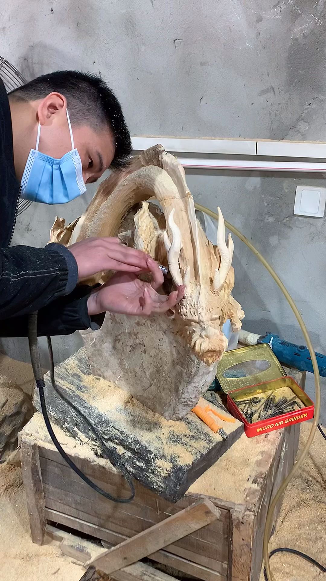 木雕制作过程#木雕工艺品龙根雕摆件