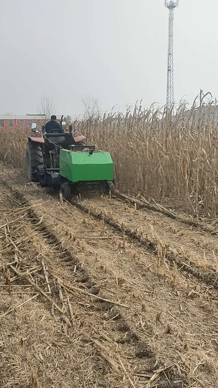 秸稈打捆機#秸稈粉碎打捆機,小型圓捆打包機,拖拉機牽引帶動,打出來