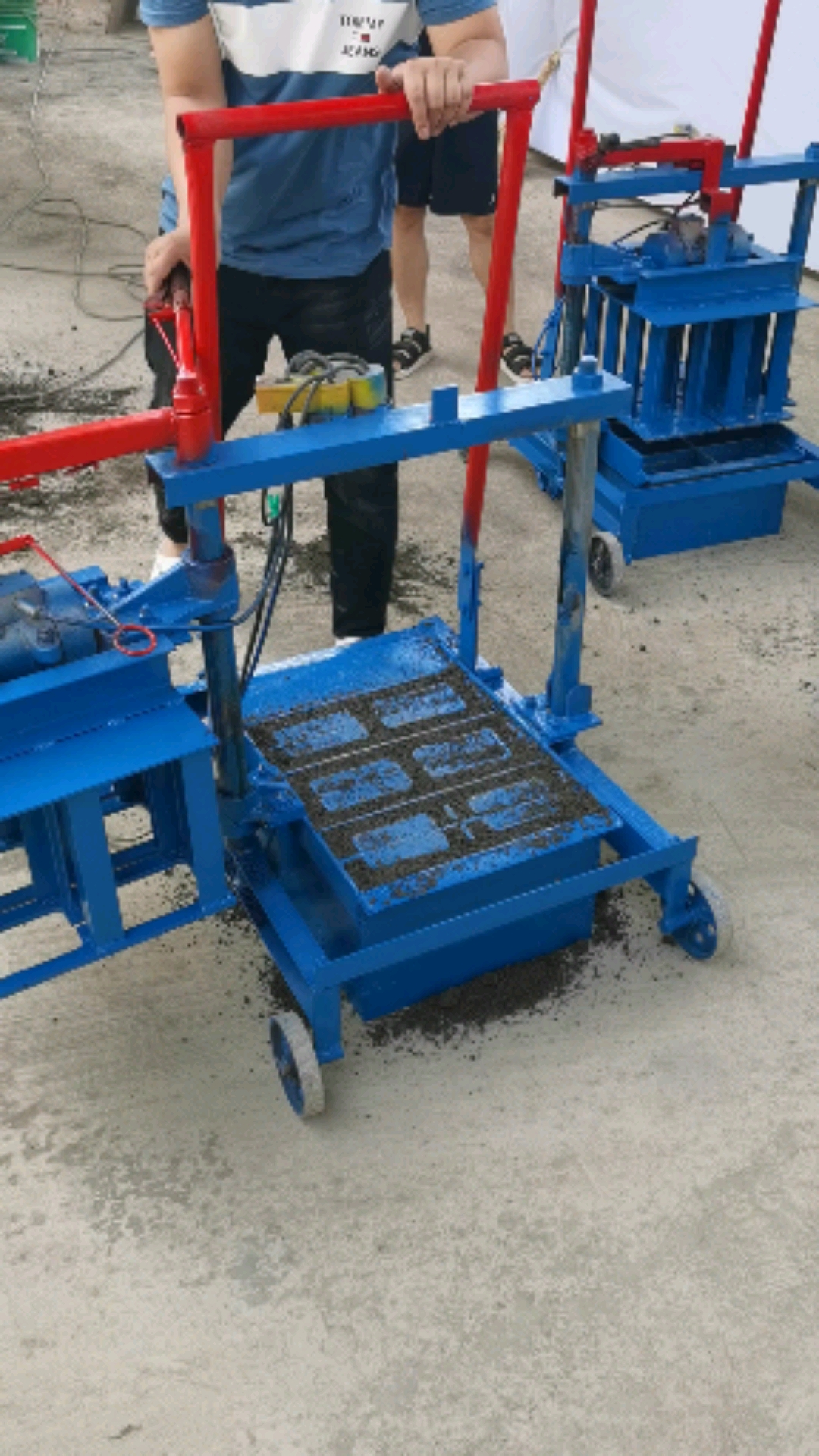 农村小伙发明小型水泥砖机