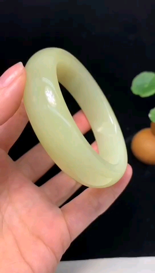 和田玉黄玉【手镯】重78g尺寸16*9.5mm圈口56mm黄度好密度高