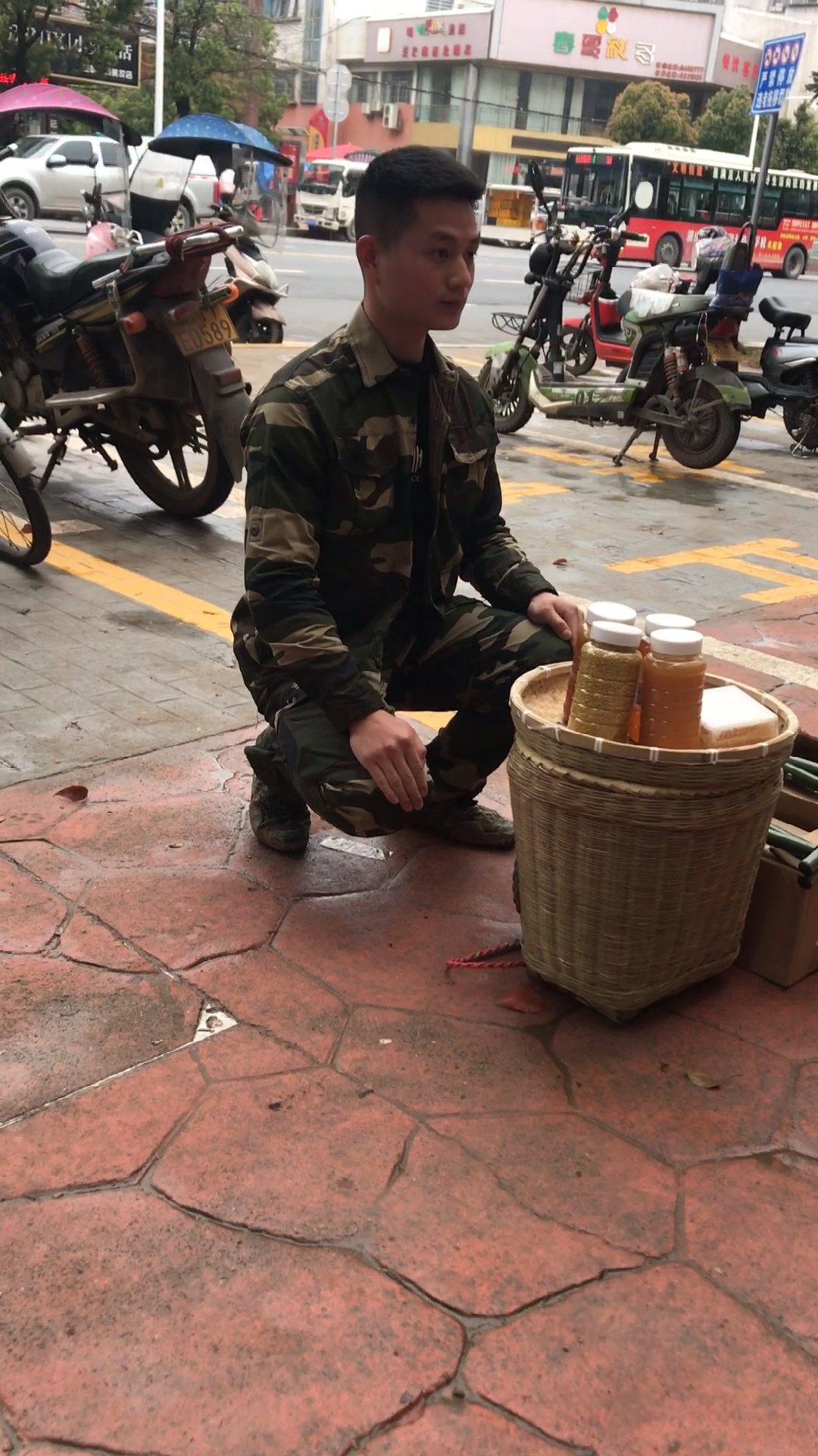 25岁的我,摆地摊麦蜂蜜,遭受无数白眼,无数质疑,请大家给我一次机会