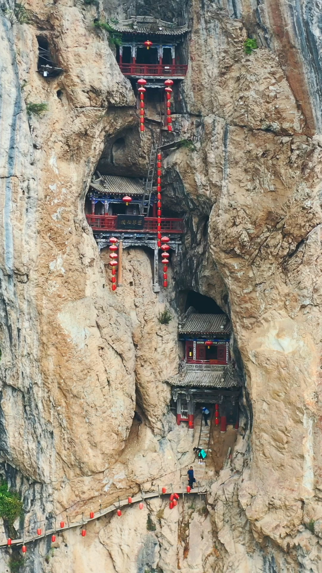 陕西龙门洞悬空寺看一眼两腿发软不知古人是如何修建这险要的地方