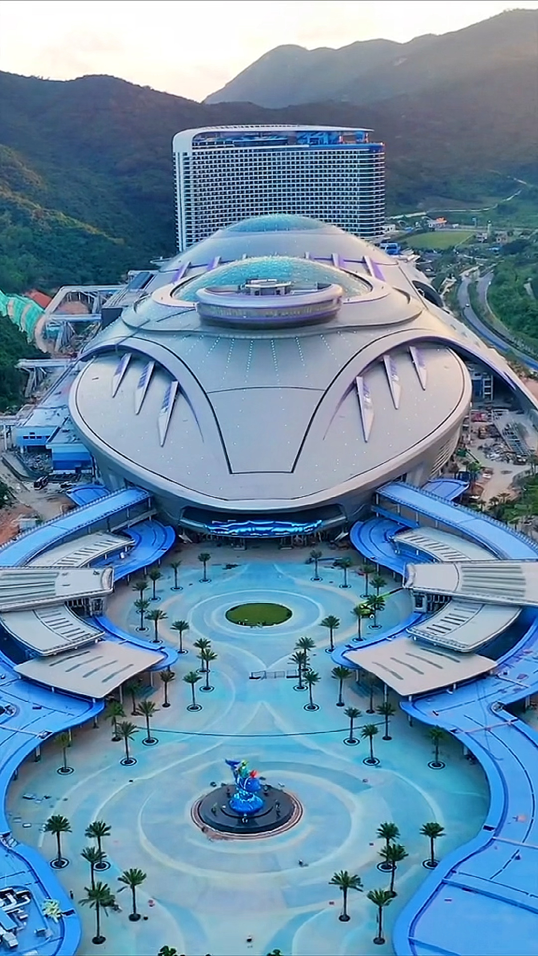 珠海长隆海洋科学乐园犹如一艘来自未来的外星巨舰,太炫酷了