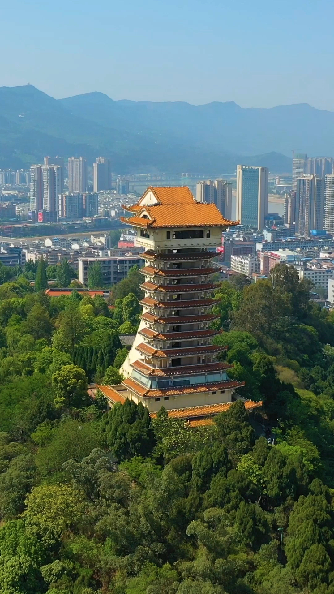 凤凰楼坐落在广元城中的凤凰山上,凤凰楼高42米,楼阁14层.