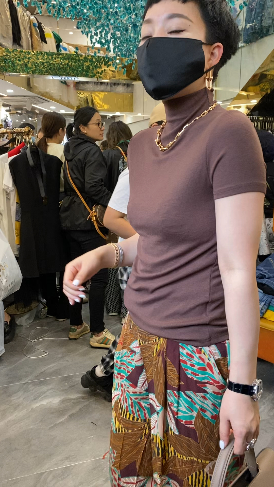 本人90后,服装店老板娘一枚,,我希望你们关注我.