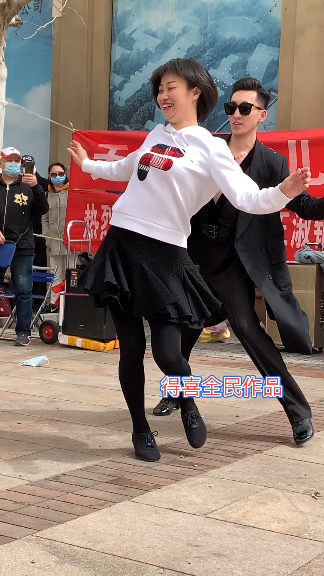 果果在天津和唐山小芳舞上了