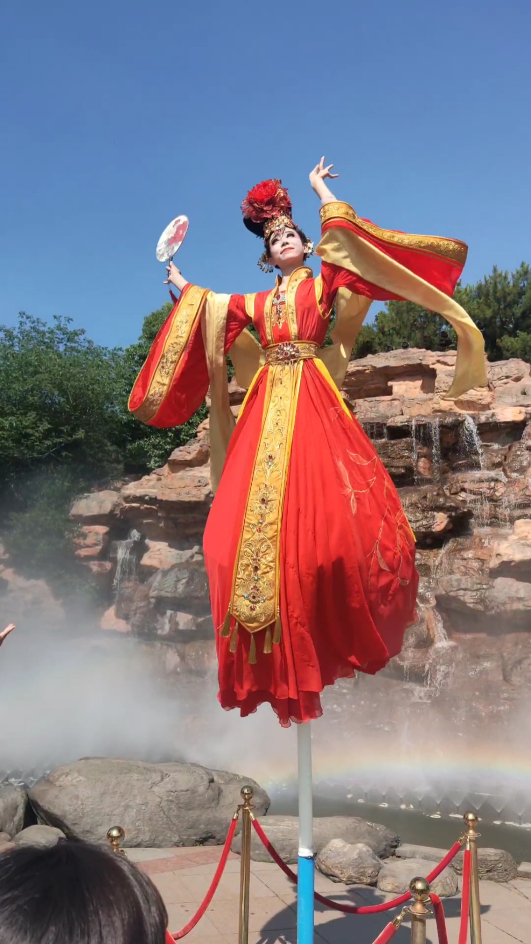 美丽的高杆不倒翁小姐姐,就是牵手有点费劲哦