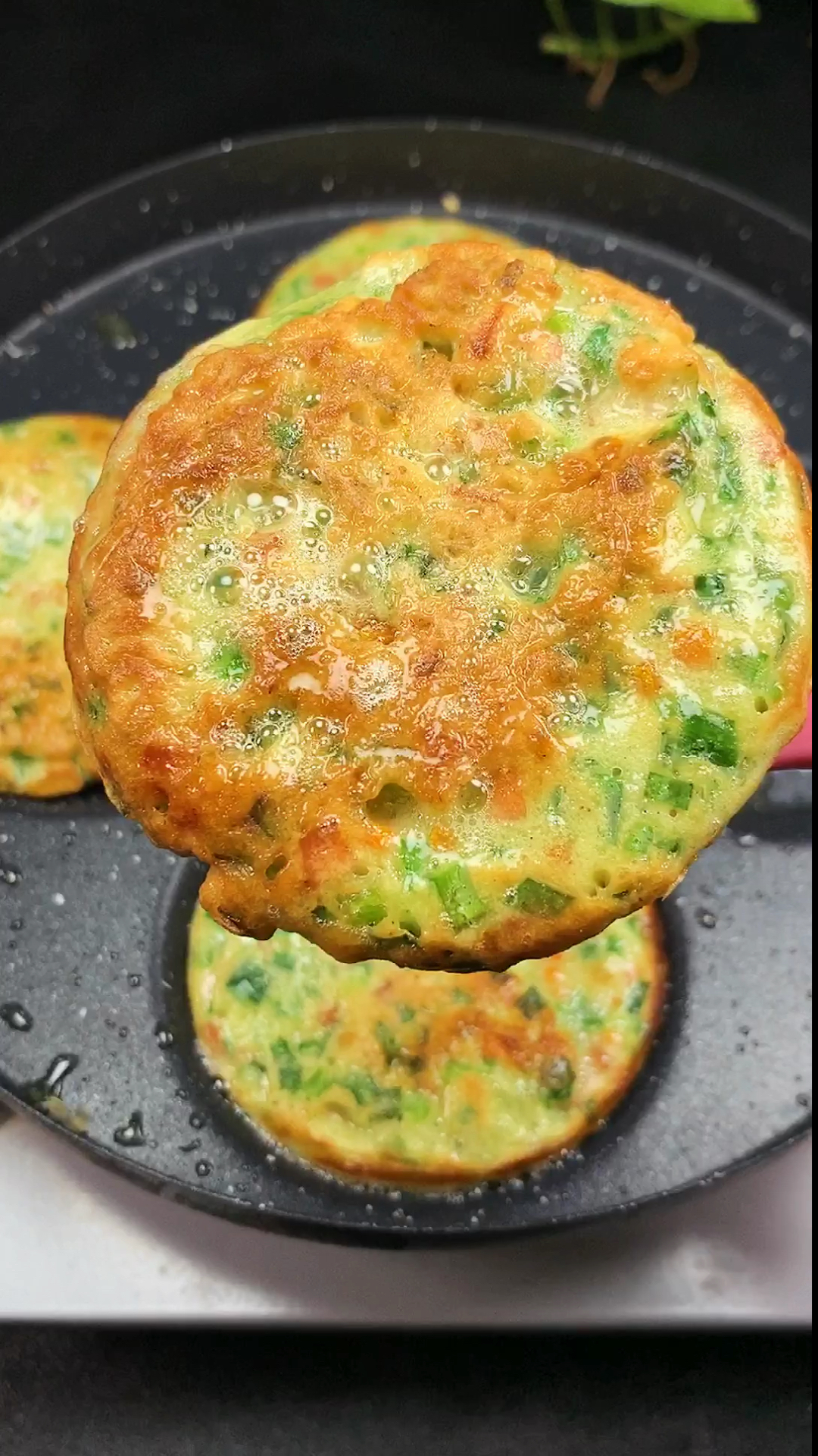 韭菜饼在家自己做,简单又美味