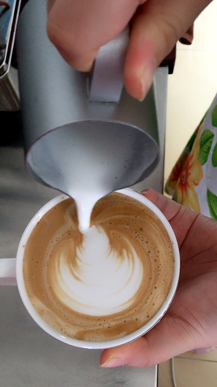 咖啡#2021年7月6号的咖啡拉花95-度小视