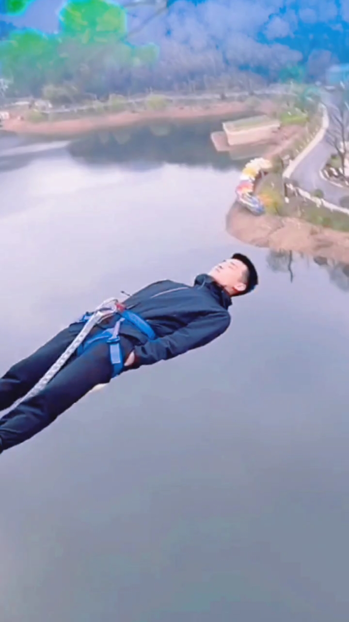 男子伤心欲绝从800o米跳台跳下去,结果惊喜人心