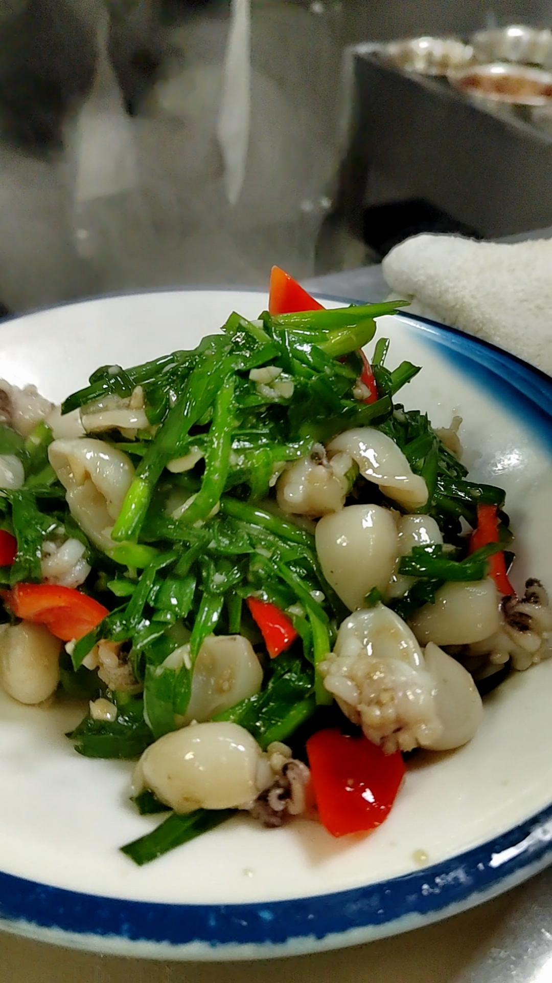 野韭菜炒墨鱼仔