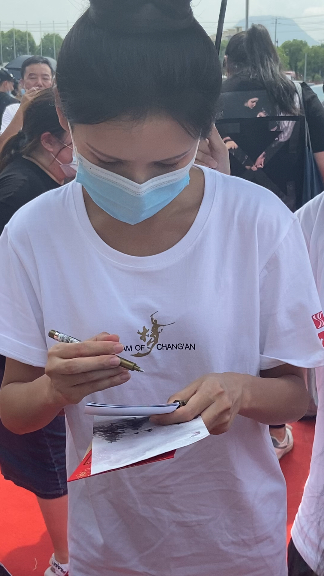 张予曦现场给粉丝签名