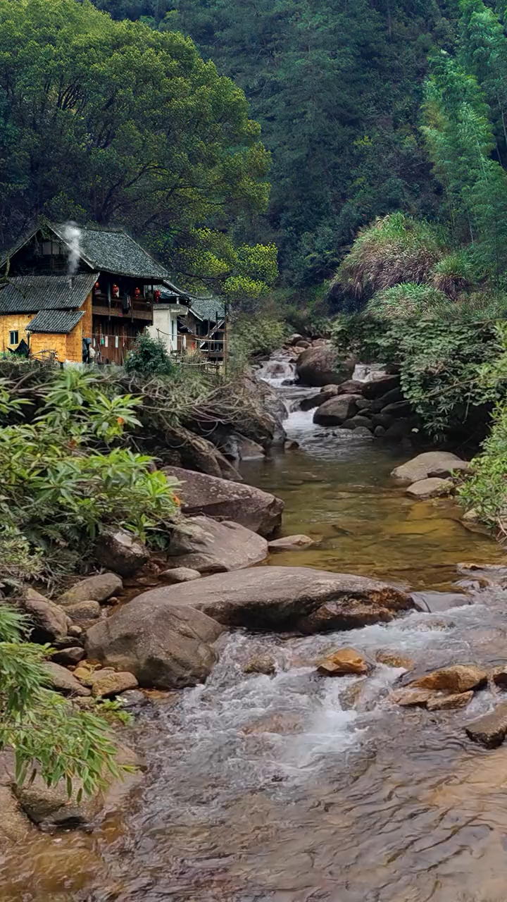 这就是我们乡下,山沟沟里,没有大城市喧嚣和繁华,我知道这种农村视频