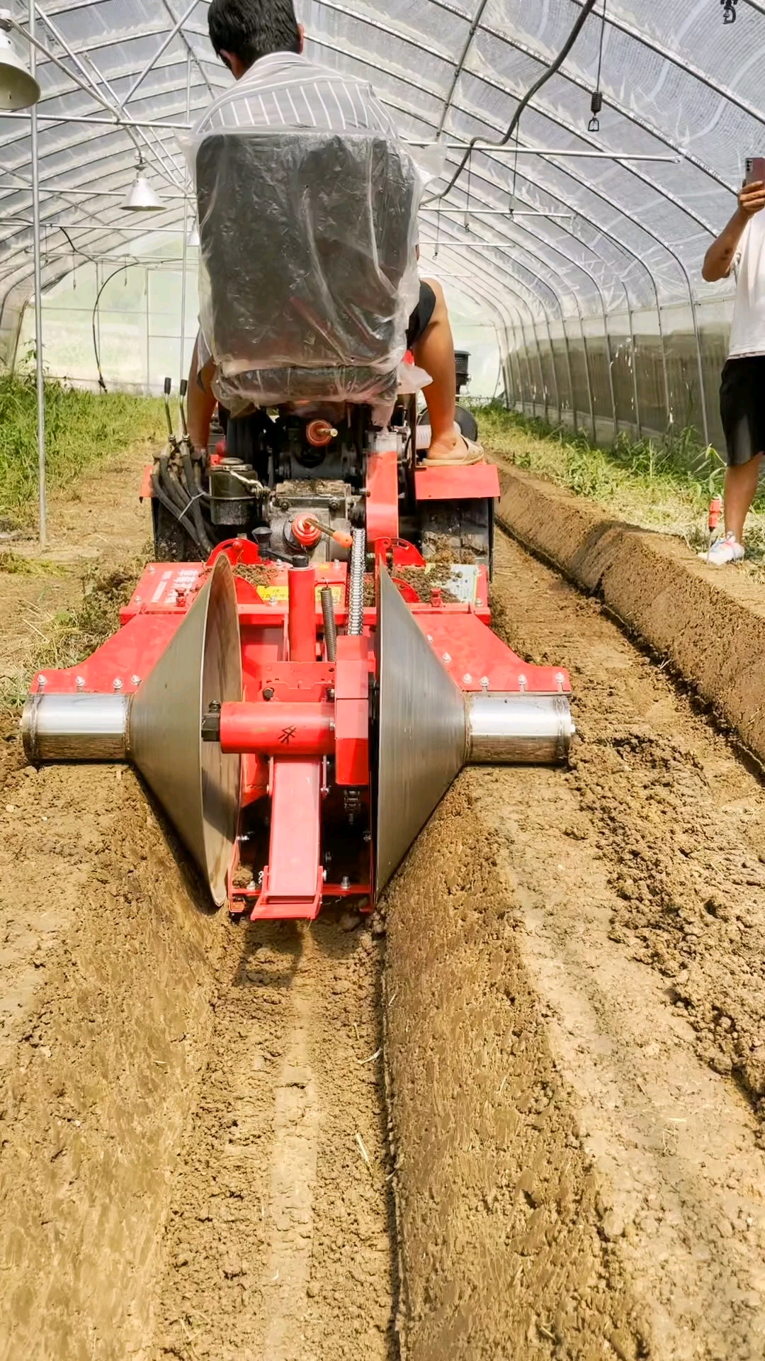 履带草莓开沟机
