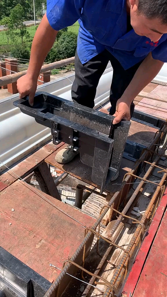 这样做一体现浇的梁托,牢固,对楼板起到保护作用,大