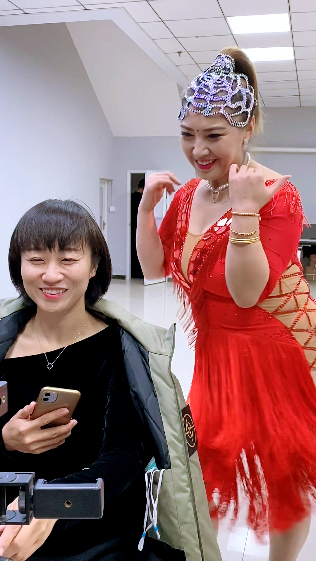 我跳舞我开心#美妞独舞把小芳逗得合不拢嘴!