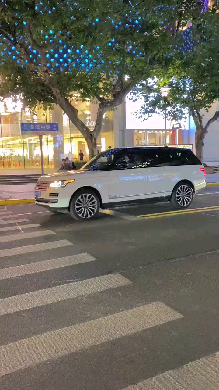 大佬的女人单手开路虎揽胜晚上出来逛街气场真的太强大了