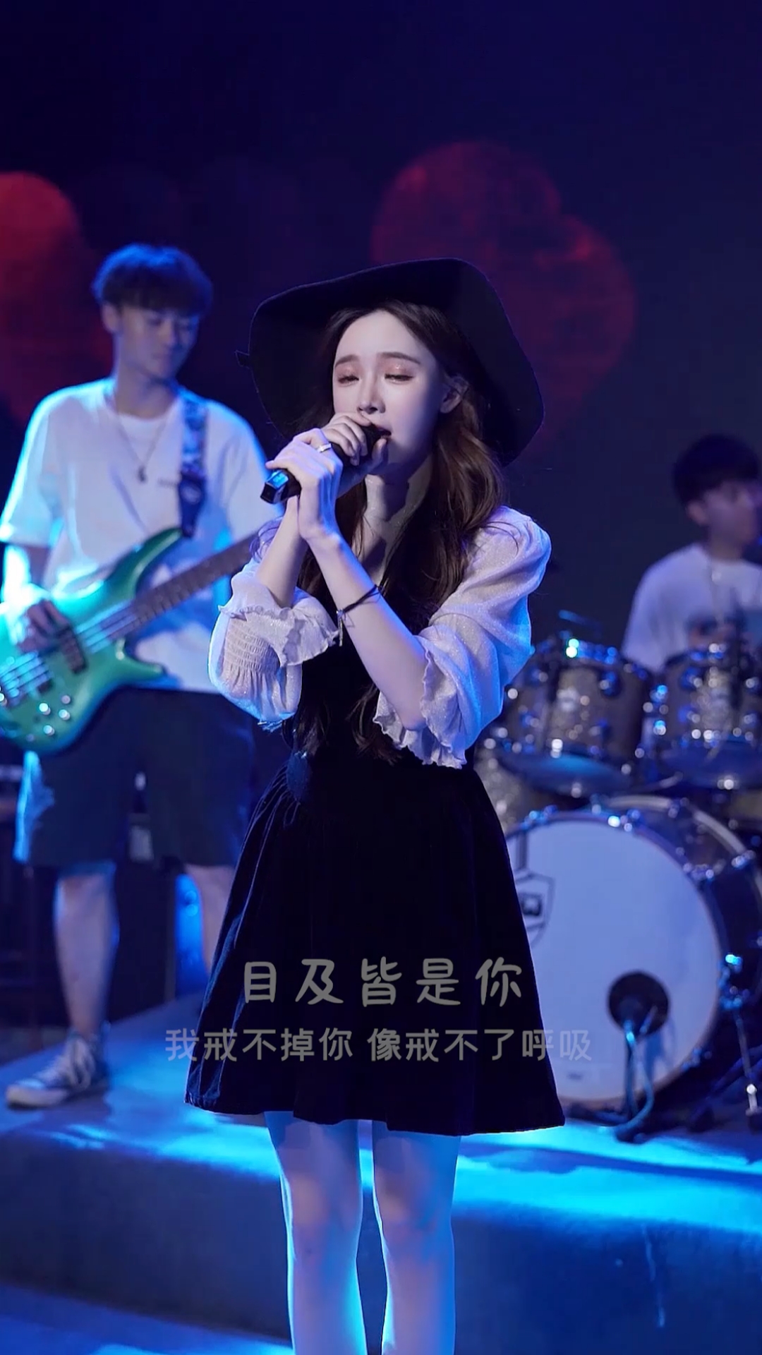 爱一个人就是世界再大我也只是想被你吸引目及皆是你