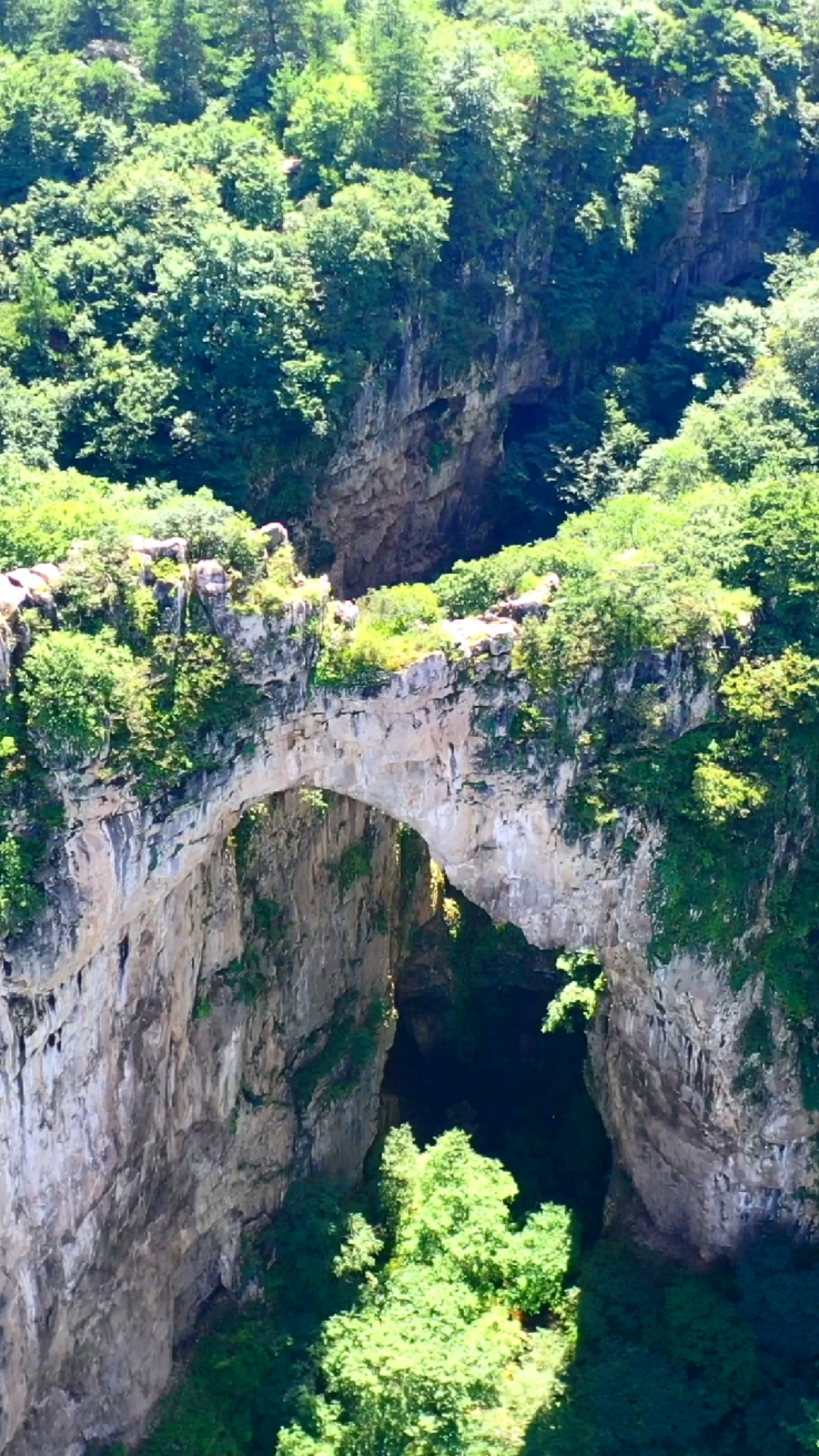 旅游进行时#河北太行山中发现一座天生桥,喜欢户外的朋友可以来体验