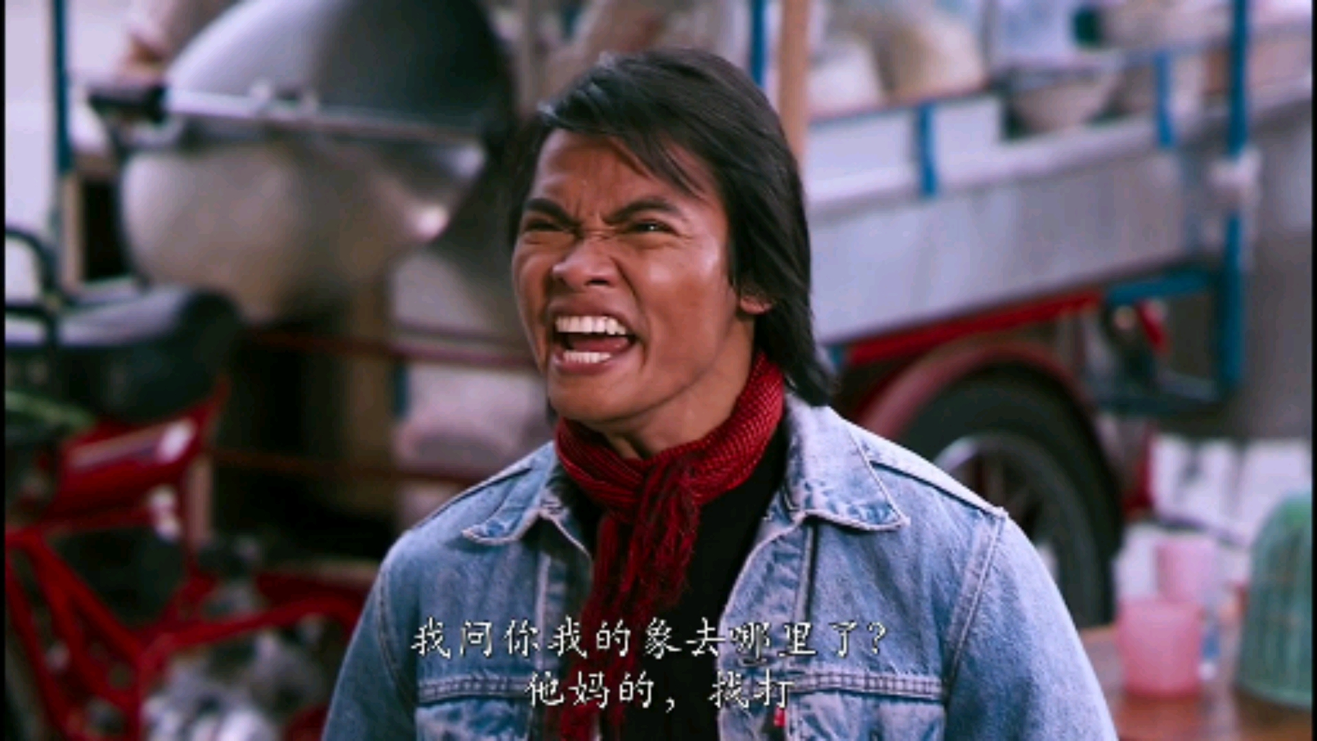 托尼贾在路边摆摊,竟被人无端抢货,追上去就是狂揍